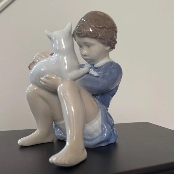 Vintage Royal Copenhagen “Girl with Cat” Figurine - Picture 7 of 9